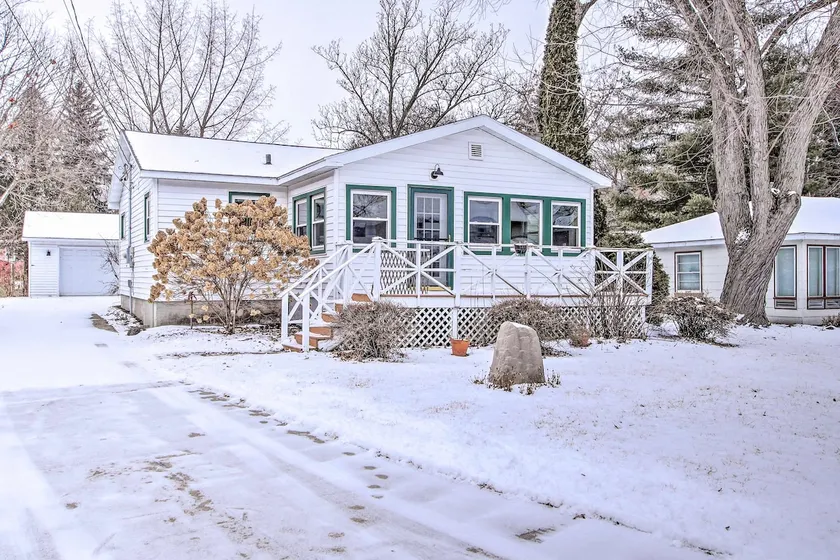 Green Lake Vacation Home w/ Screened Porch! - Image 1