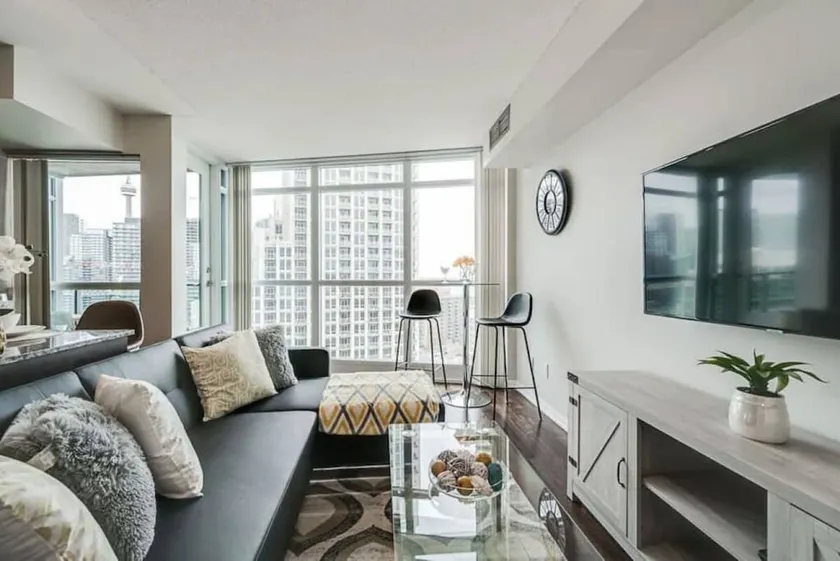 Beautiful 1BD/1BA Condo Lake & City Views - Image 1