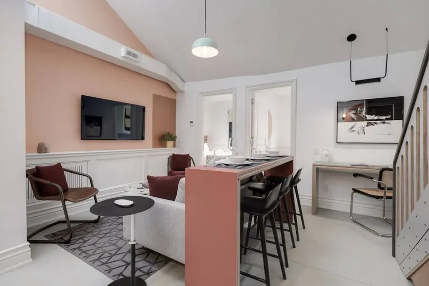 Chic Oasis above a resto on trendy Queen West! - Image 1