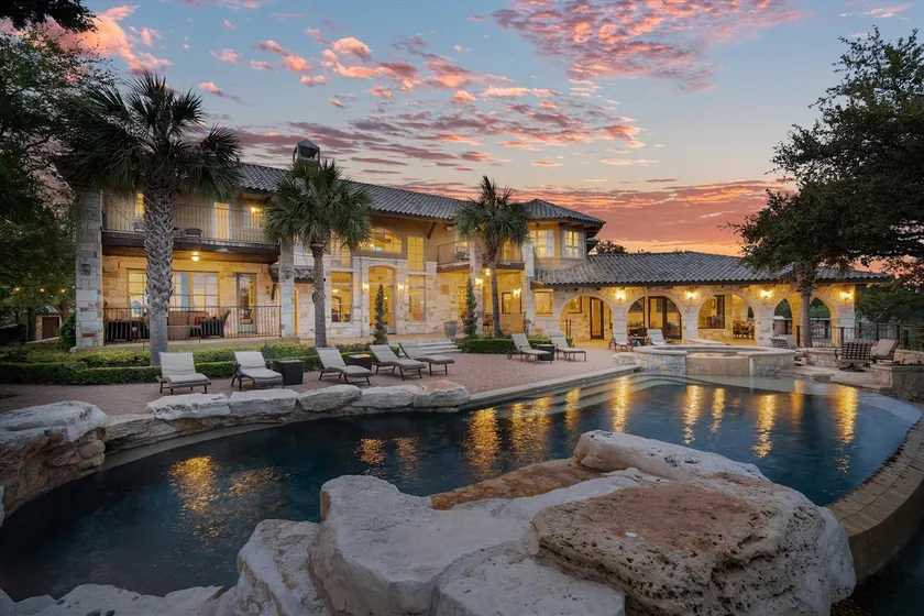 Lakeside Estate · Sleeps 20 · ACL / F1 Available - Image 1