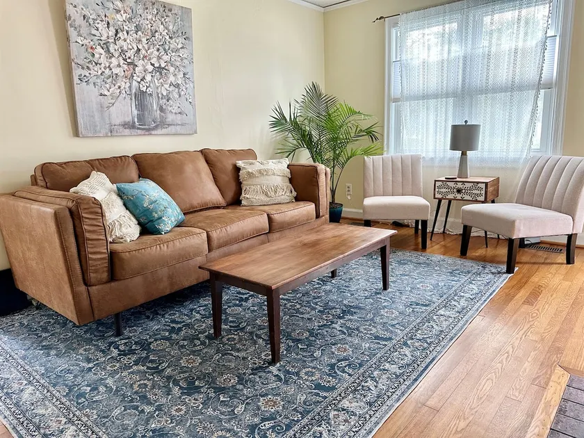 Sweet Magnolia- Affordable Stay Near DT and Beach - Image 1