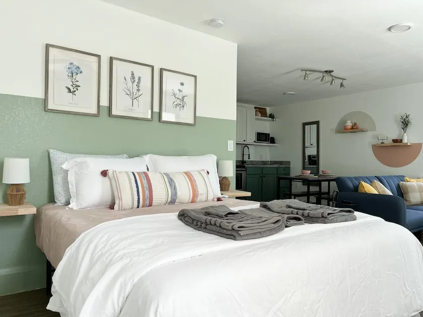 Cottage in Lakeland w/ Parking - Image 1