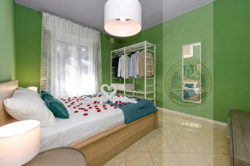 Desenzanoloft: Green - Image 1