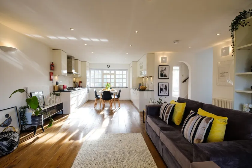Lovely 2-bedroom apartment, free parking & garden - Image 1