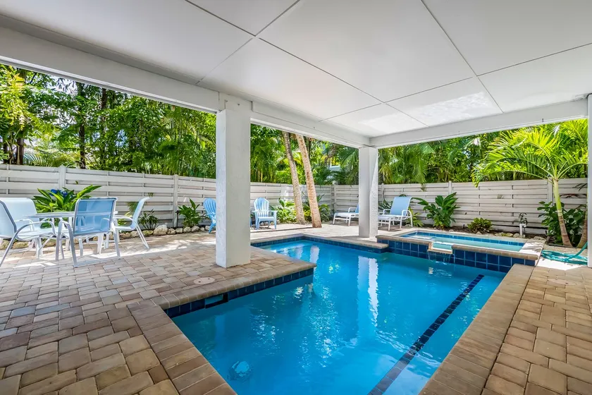 Beauty & The Beach: 1.5 Blocks to Beach! Pool & Spa by Anna Maria Life Vacation Rentals - Image 1