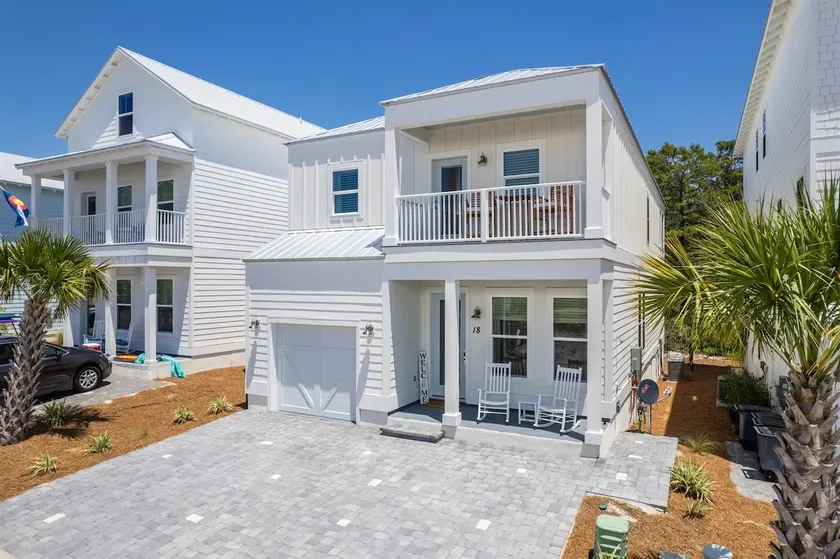 Coastal Chic w Golf Cart, Bikes and Close to Beach - Image 1