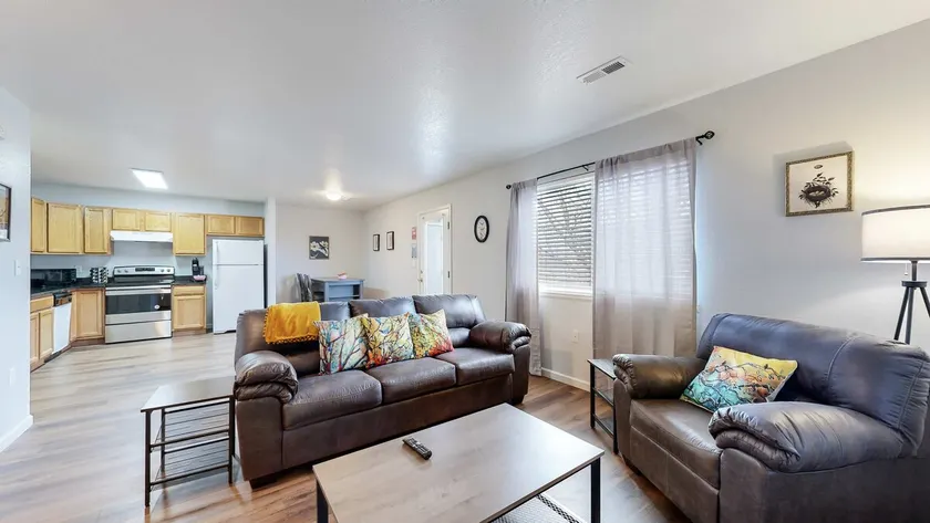 Spacious Two-Bed Updated Near DIA easy Denver Access - Image 1
