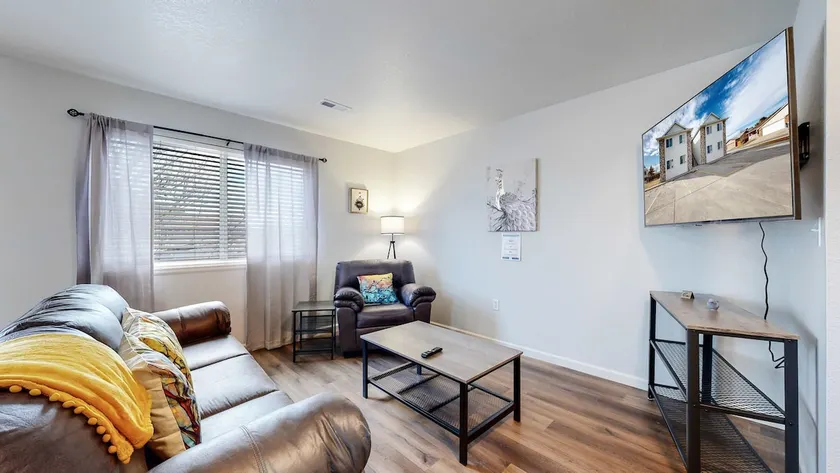 Spacious Two-Bed Updated Near DIA easy Denver Access - Image 1