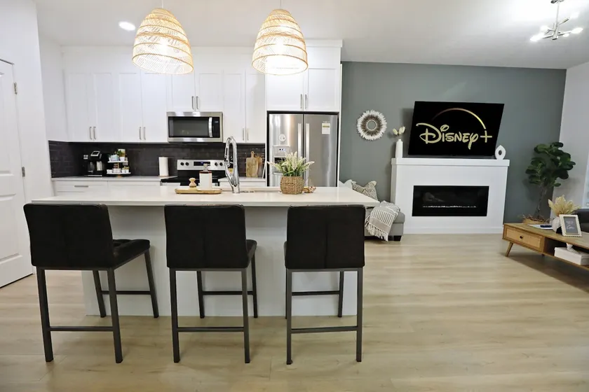 Chic Modern Home|King Bed|Fireplace|Disney+ - Image 1