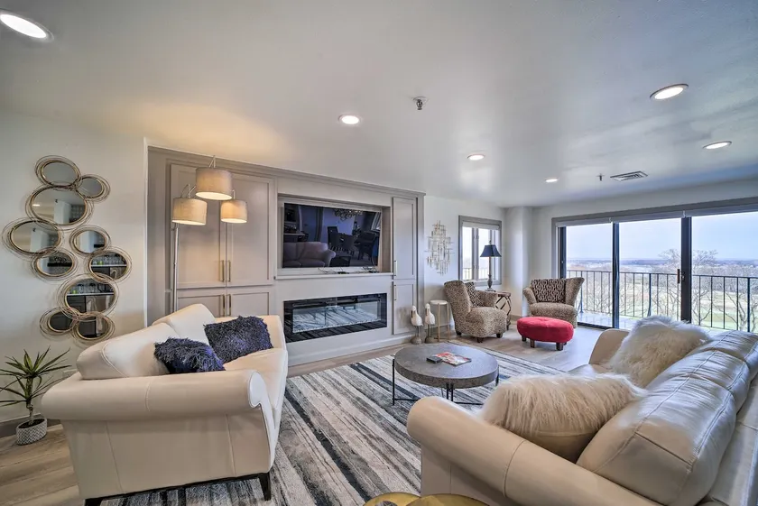 Balcony & Lake View: Modern Condo in Monkey Island - Image 1