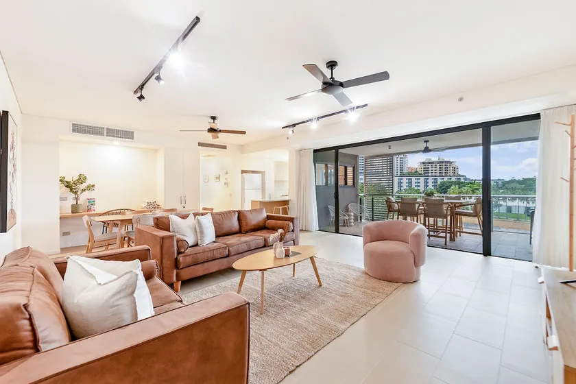 'Lady of the Lagoon' Spacious Waterfront Luxury - Image 1