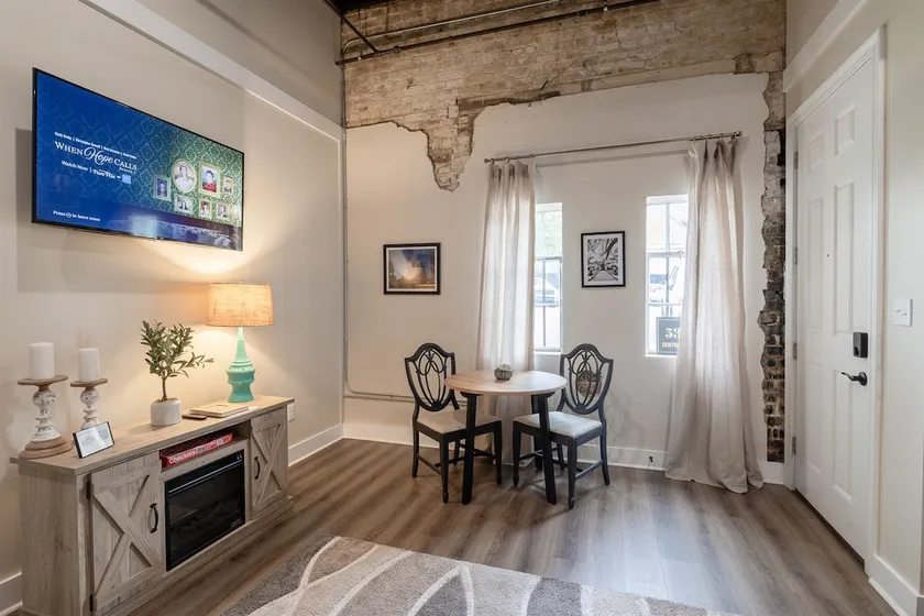 Ground-floor retreat w/ full kitchen - Image 1