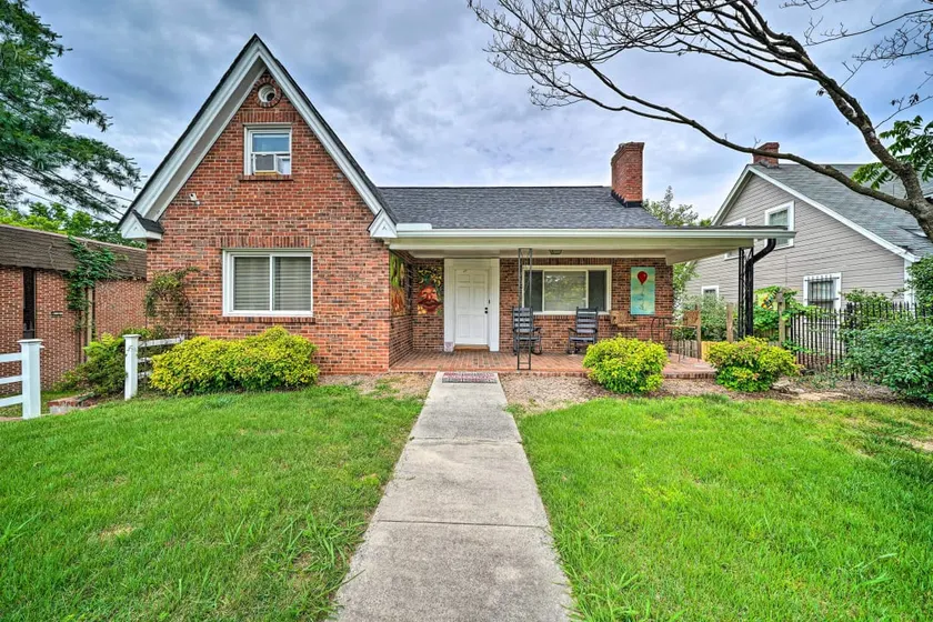 4 Bed with parking-close to restaurants and coffee - Image 1