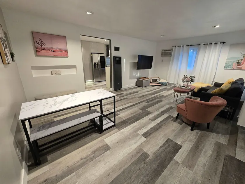 2 BR + 1 BA renovated, stylish spacious, 1 Parking - Image 1