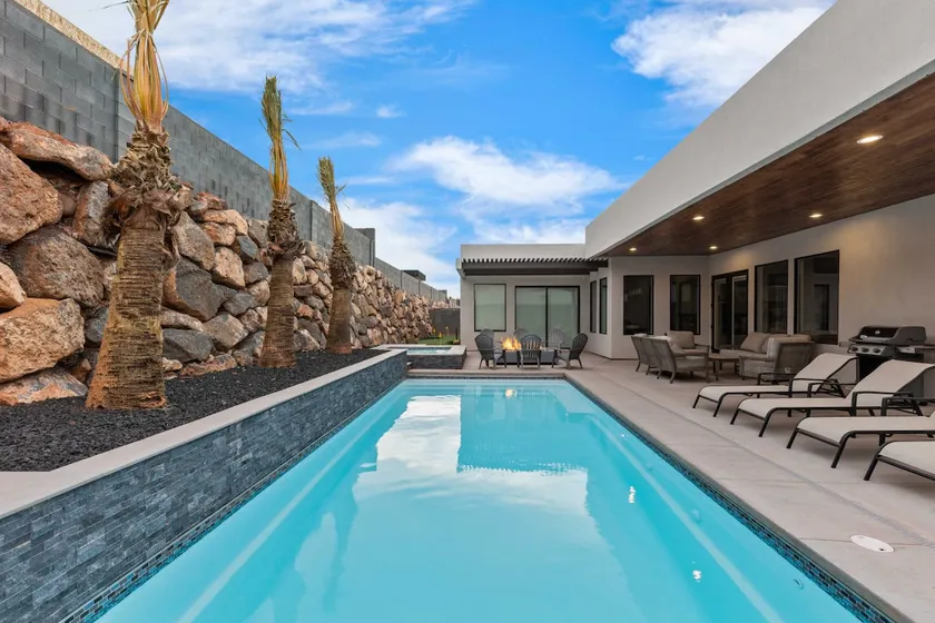 Modern Desert Oasis Lux Home w Pool and Spa - Image 1