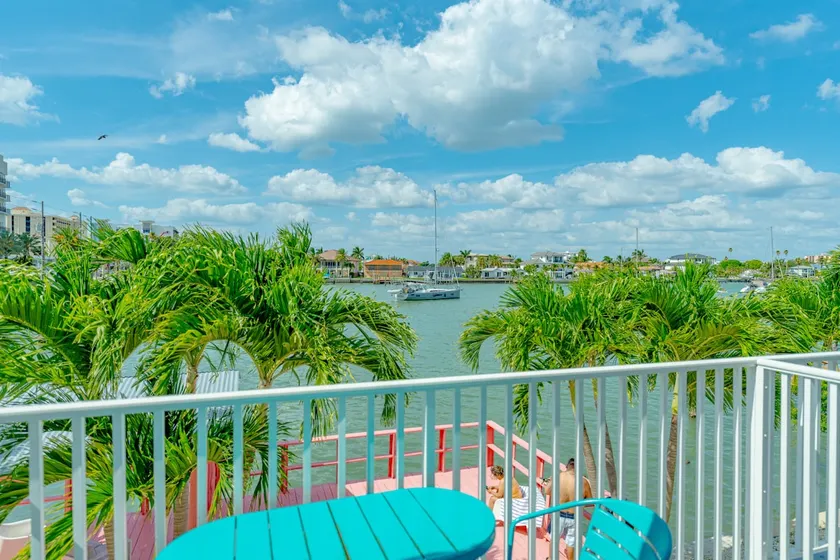 Retro 1950s Bay & Pool View Oasis - Florida Charm - Image 1