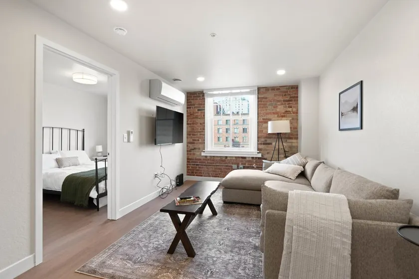 Luxury Exposed Brick Apt | Walk 2 Everything Spo! - Image 1