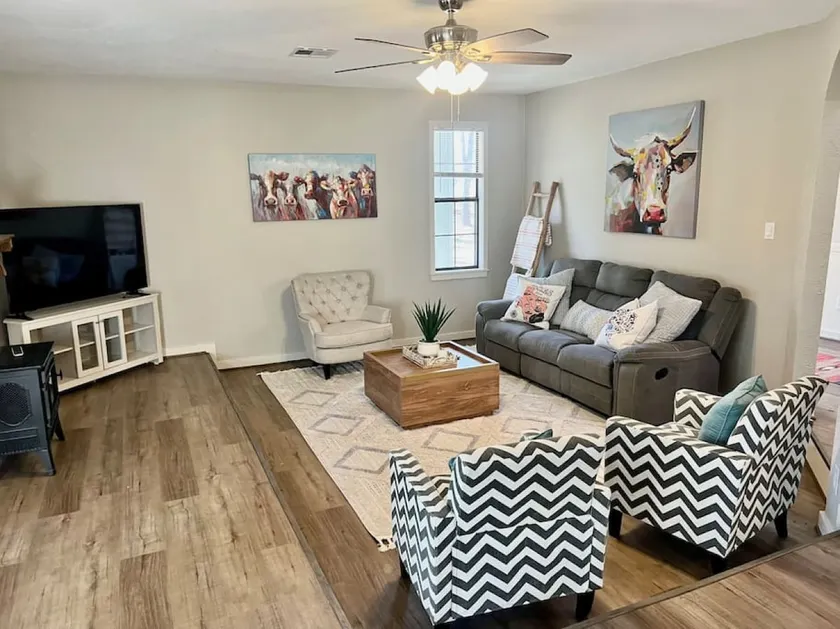 More Cowbell - Spacious House with Privacy Minutes to Campus - Image 1