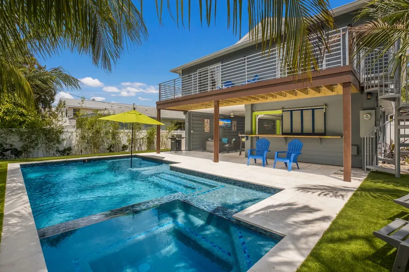 Deja Blu - 1 Block to Beach! Tropical Oasis, Poolside Lounge, Pool & Spa by Anna Maria Life - Image 1