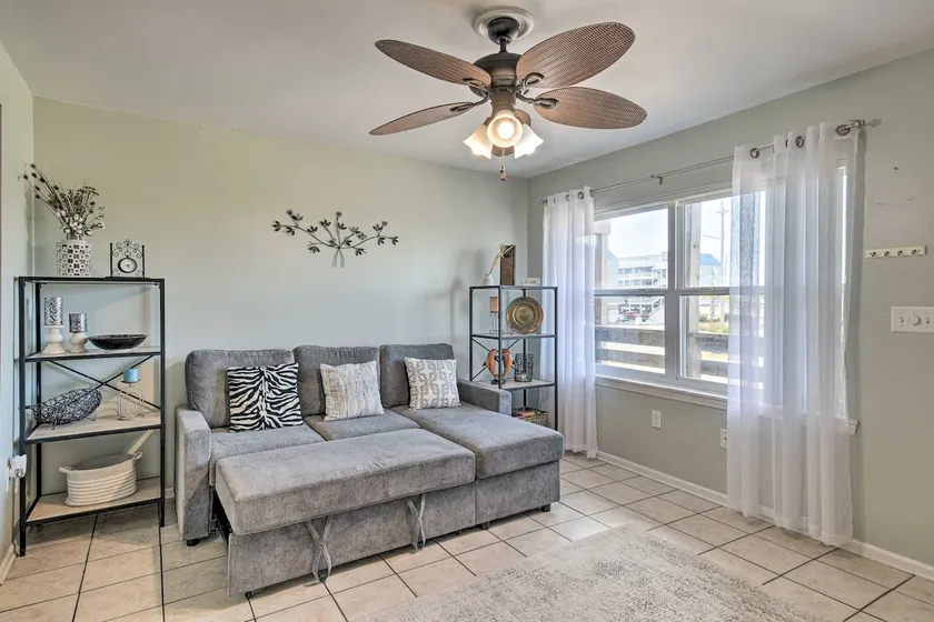 Pet-friendly condo walking distance to The Hangout - Image 1