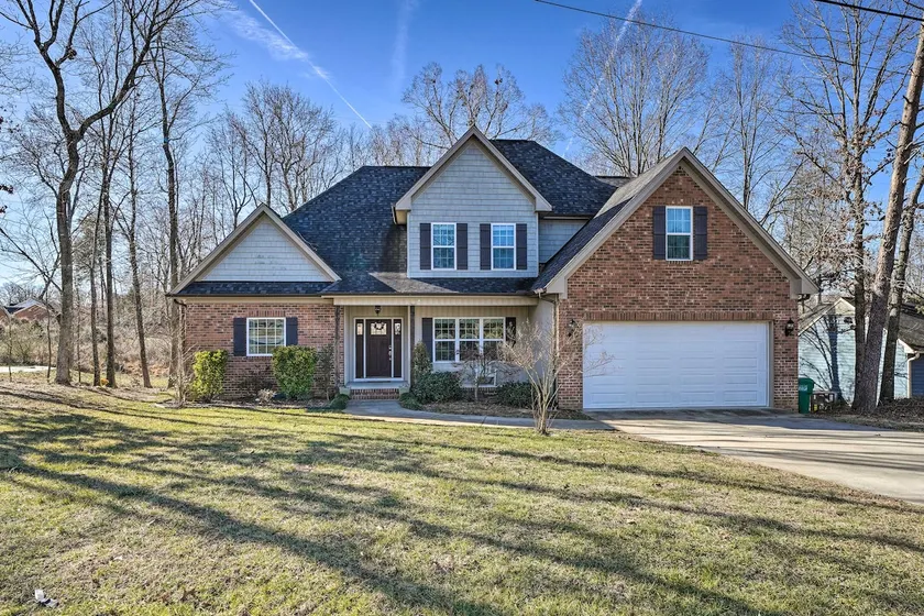 High Point Home ~ 1 Mi to Oak Hollow Lake! - Image 1