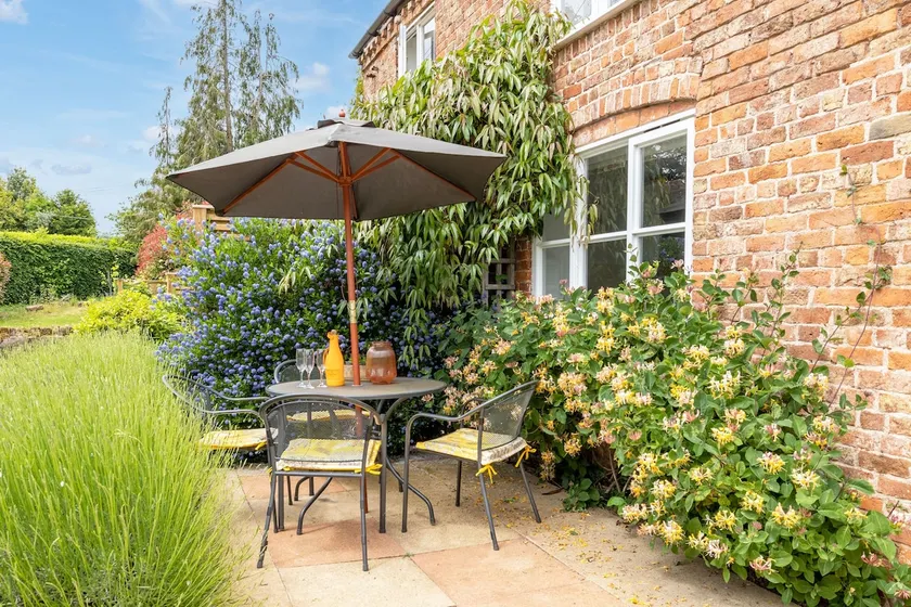 Country cottage with EV charger and orchard views - Image 1