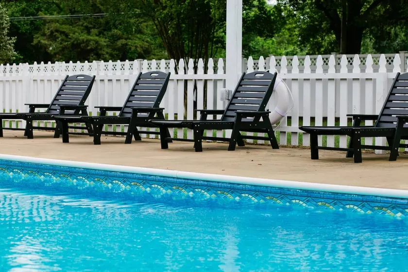 Tranquil 3BR Cabin Stay | Pool & Riverwalk Access - Image 1
