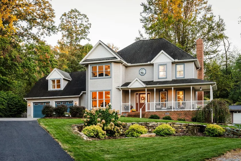 Fernwood Villa is a large family home with a five bedrooms, a pool table, a patio & a private backyard - Image 1