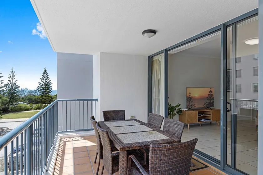 Beachside 2-Bed with Pools, Gym, BBQ and Parking - Image 1