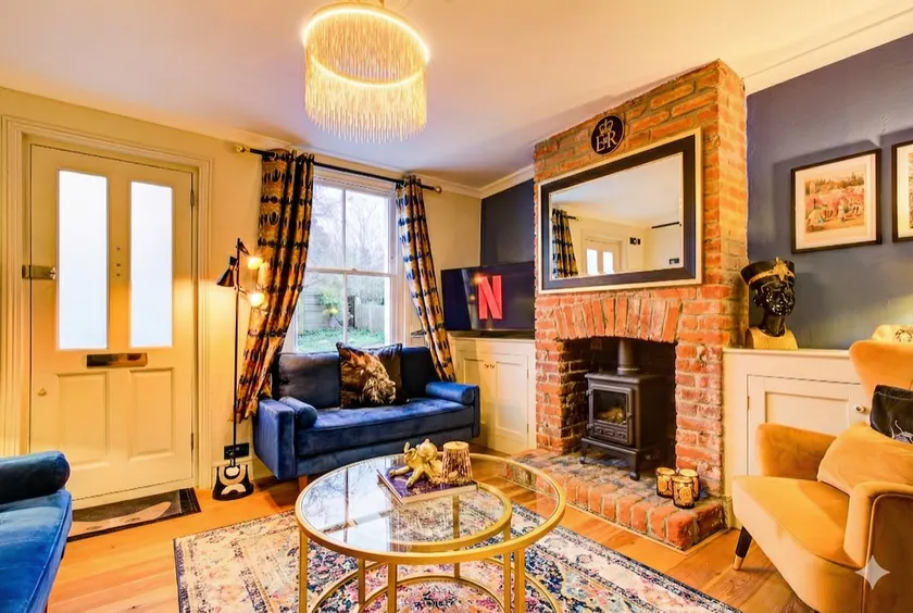 Chic Pet-Friendly Cottage, Fireplace, Wivenhoe - Image 1
