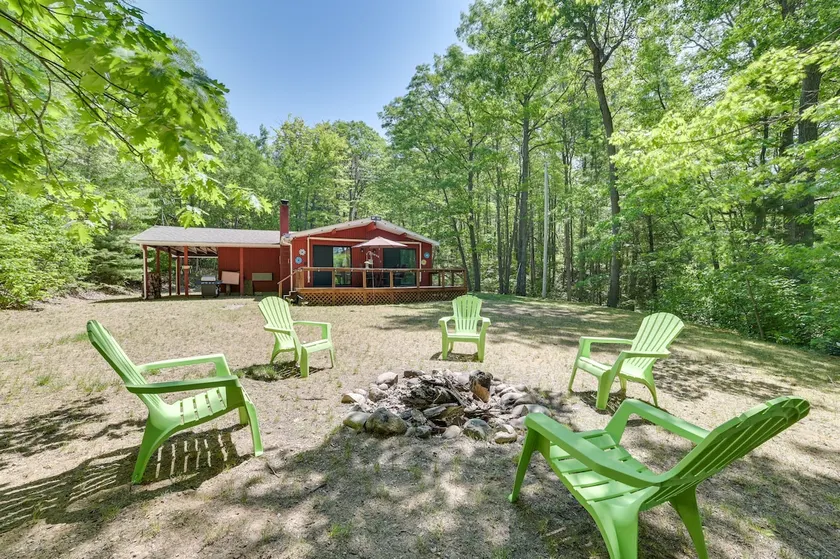 Rose City Cabin w/ Fire Pit & Lake Access - Image 1