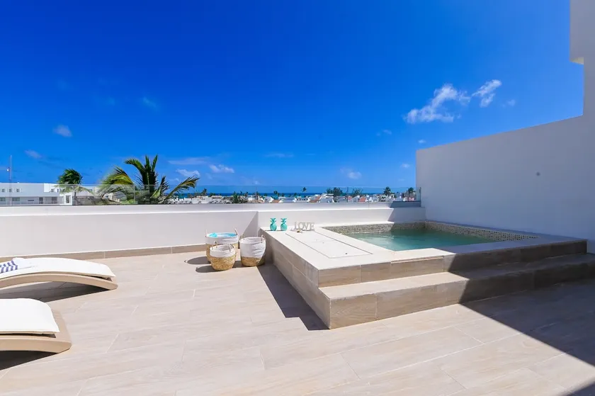 Elegant and Spacious Penthouse With Ocean View - Image 1