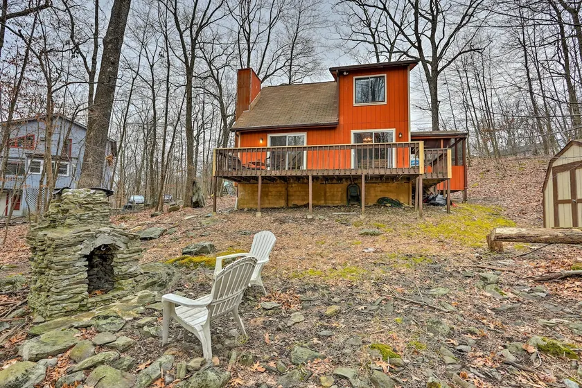 4 Mi to Tubing: Cozy Bushkill Cabin w/ Deck! - Image 1
