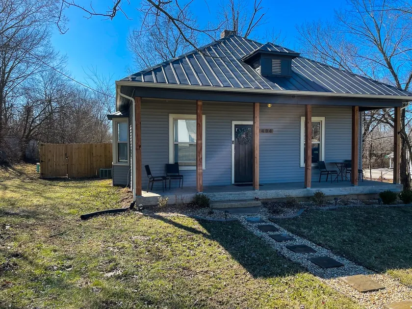 Fenced Yard - <1 mile from Purina - No Cleaning Fee - Image 1