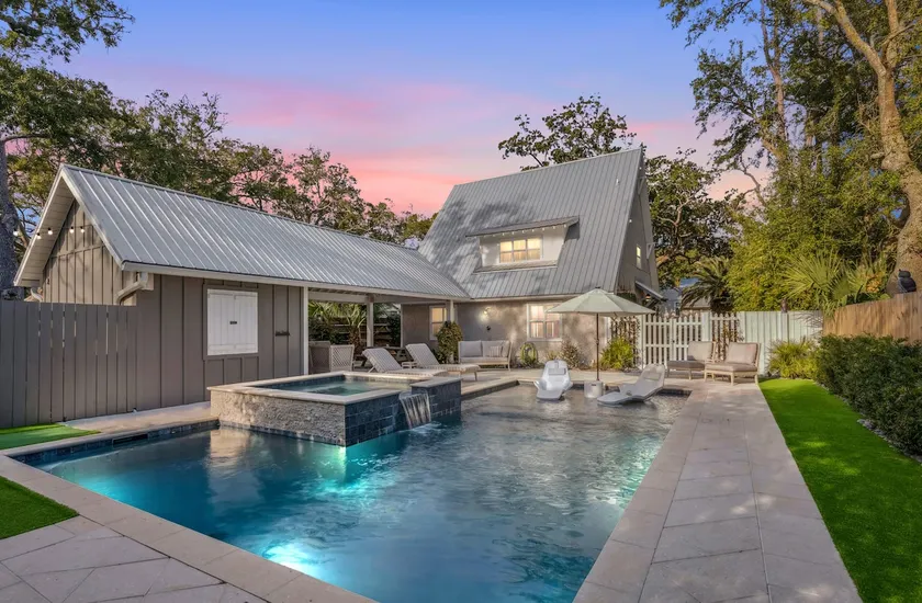 East Beach Retreat near Gould’s Inlet Beach Access – sleeps 6 - Image 1