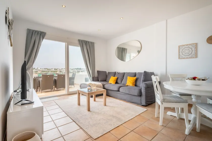Charmant appartement de vacances entièrement équipé avec piscine, internet haut débit et terrasse | Vue ville - Image 1