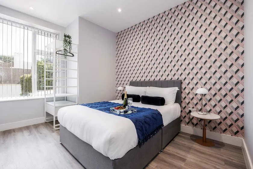 Modern & Mellow 1-bed Apt w/ Free Parking & Wi-Fi - Image 1