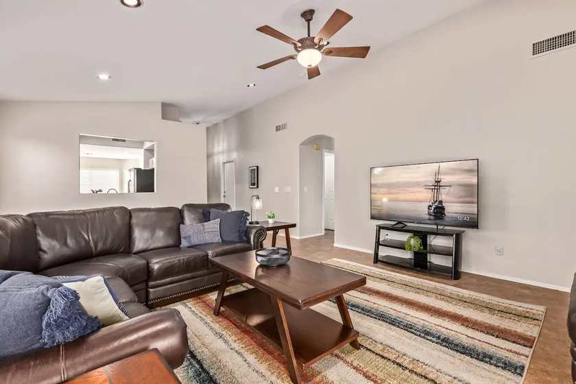 3BR w patio, BBQ grill, near stadiums - Image 1