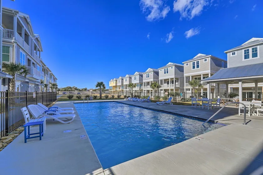 Gorgeous Emerald Isle Getaway: Walk to Beach! - Image 1