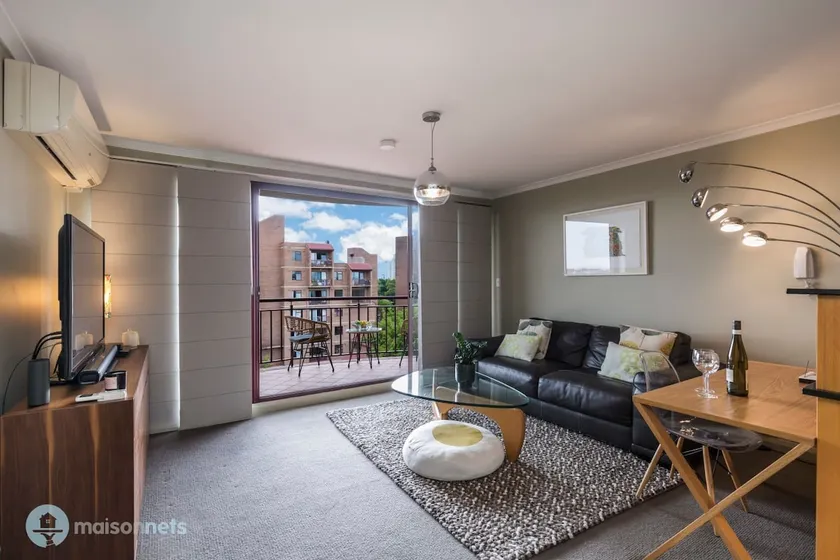 Surry Hills with views pool gym plus parking - Image 1