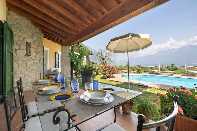 Villa 'Corneghe' avec vue sur le lac, piscine, jardin et terrasse - Image 1