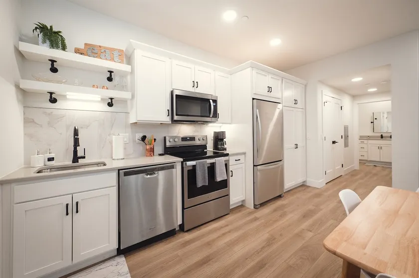Modern Lakeside Escape | Prime Location + Parking - Image 1