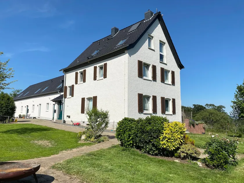 Spacious country house with panoramic view - Image 1