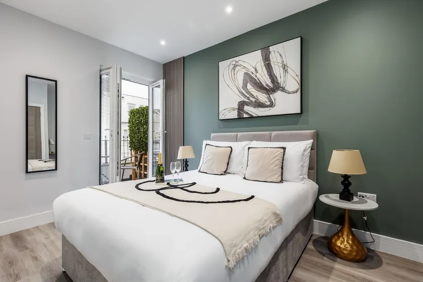 NEW! Stunning 1-bed Apt w/ Balcony & Free Parking - Image 1