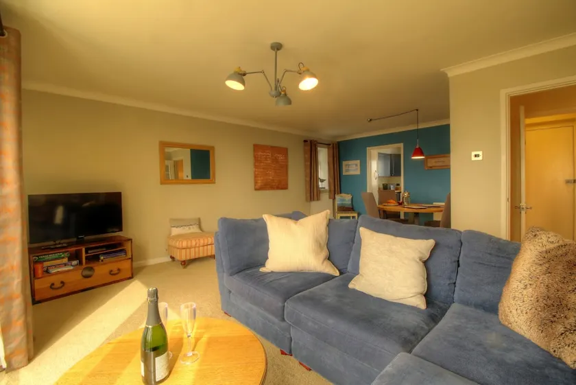 Stylish Southsea House w/great transport links - Image 1