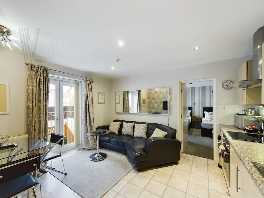 Luxury 1 Bedroom Apartment with Private Balcony - Image 1