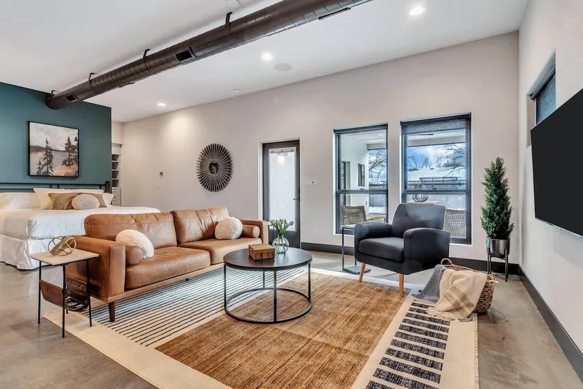 Luxurious, Modern 2 Bed Downtown Star Studio - Image 1