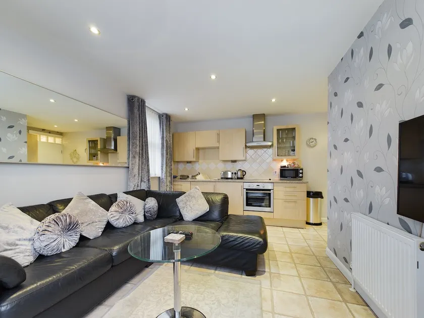 Luxury 1 Bed Apt, Beach Front with Side Sea View - Image 1