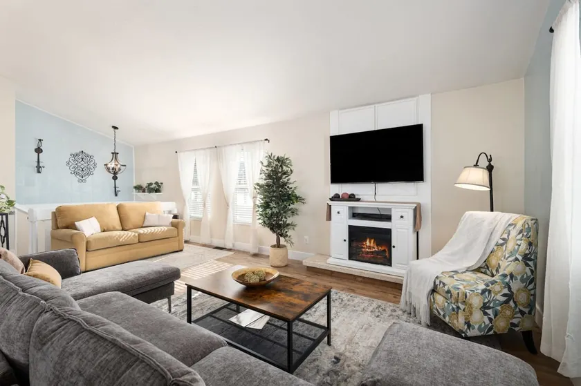 Pet Friendly Farmhouse with Yard & BBQ - Image 1