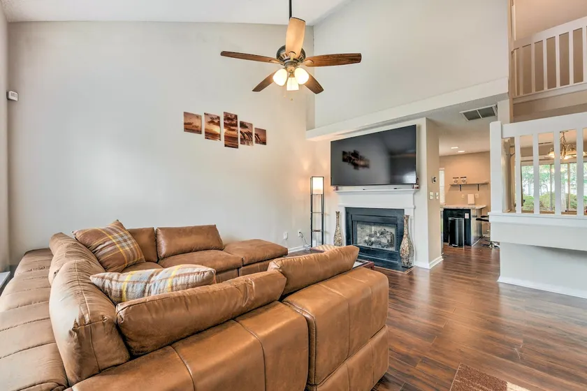 Chic Charlotte Townhome w/ Community Pool - Image 1